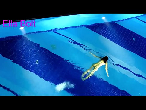 ❤️ मी पाहणे थांबवू शकत नाही, तरुण गोरा ELLA BOLT रिसॉर्ट पूलमध्ये नग्न पोहताना पकडला गेला ☑  लिंग  ﹏